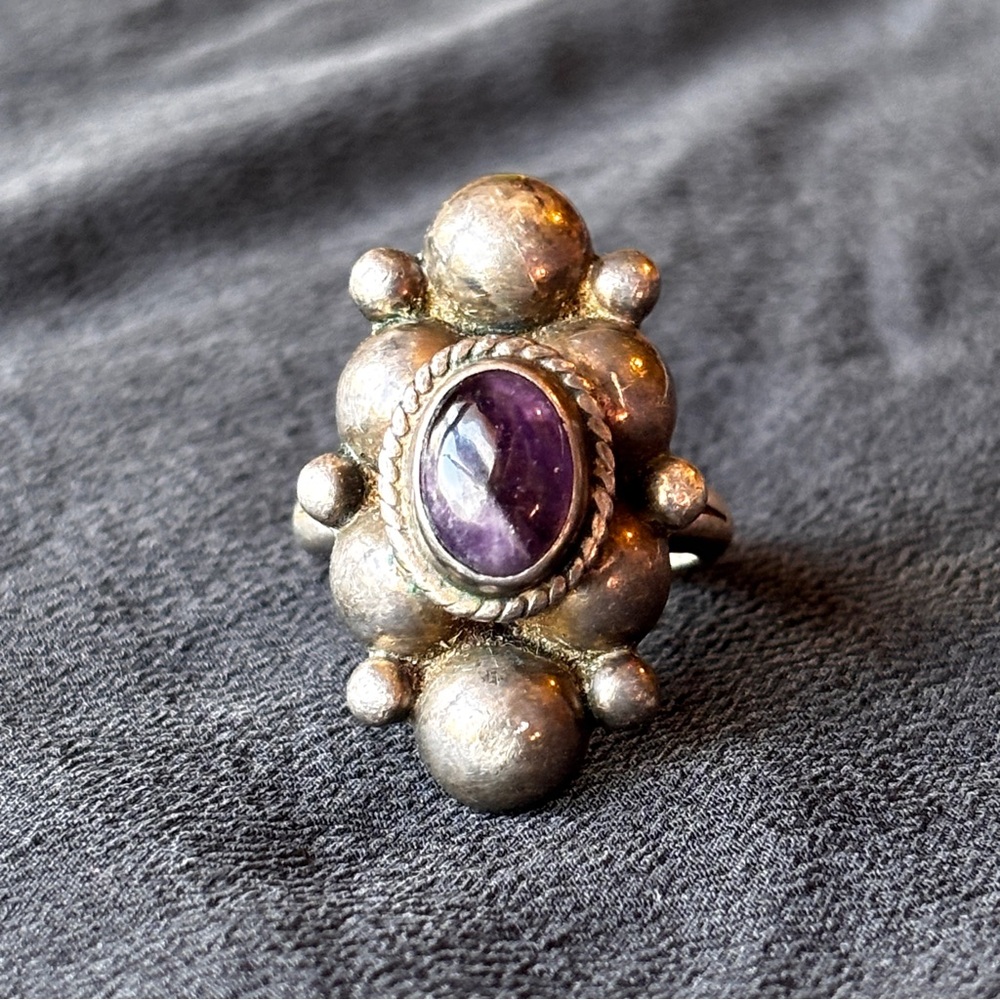 CARMEN BECKMANN: Vintage Sterling Silver Ring with Amethyst Stone
